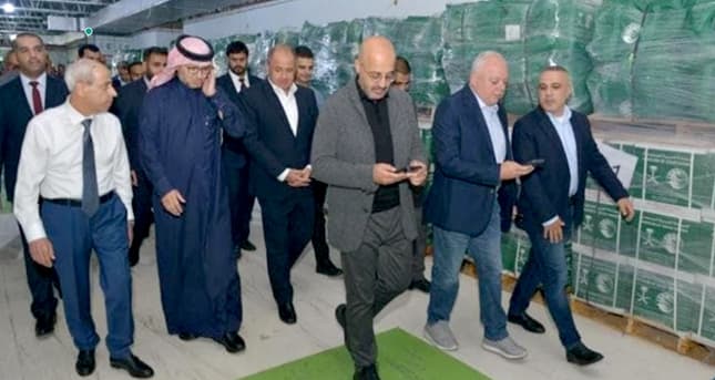 السفير السعودي وليد بخاري يقوم بجولة تفقدية على مستودعات توزيع المساعدات السعودية